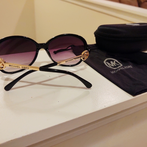 Sold - Picture 3 of 10